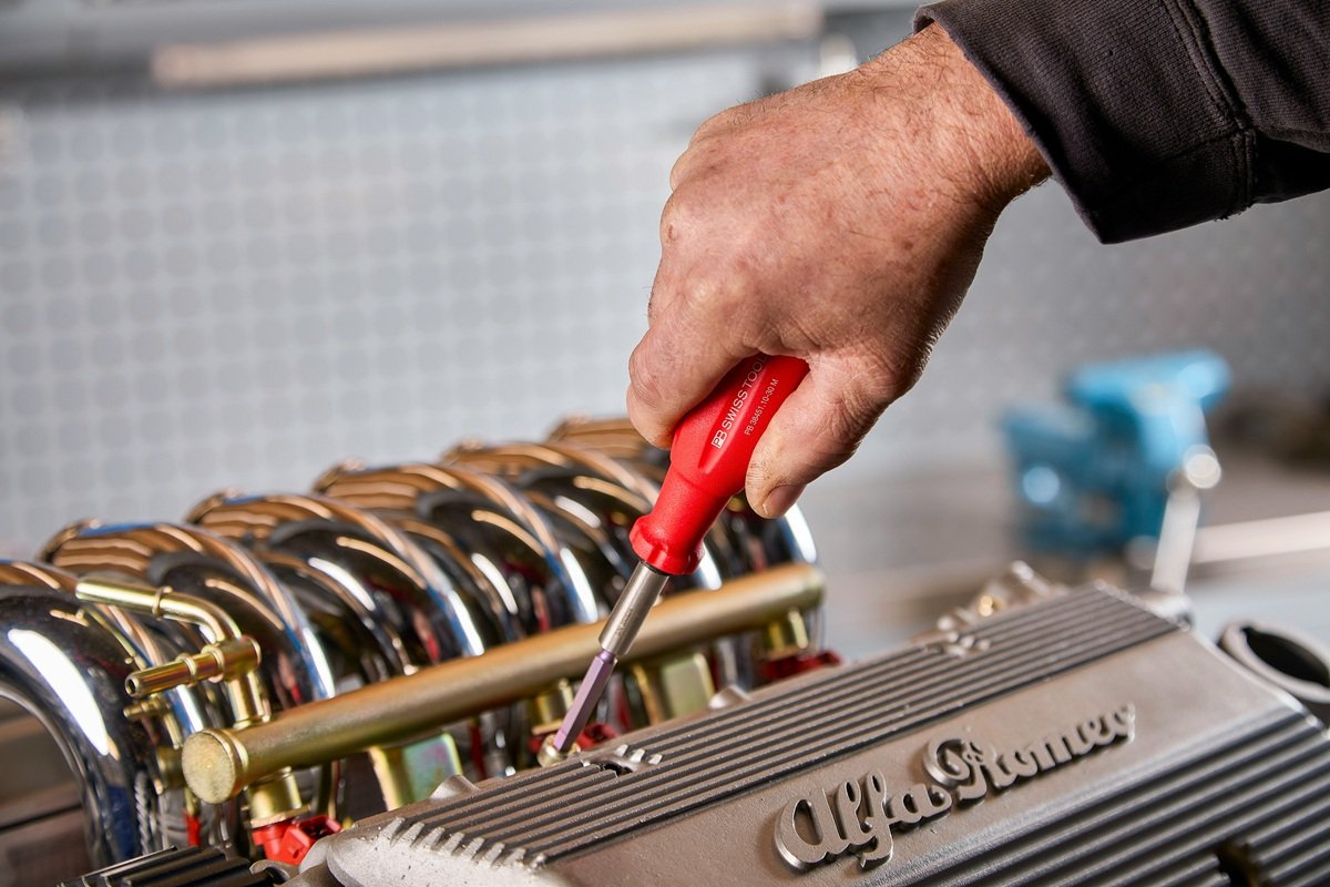 Mécanicien effectuant une révision automobile